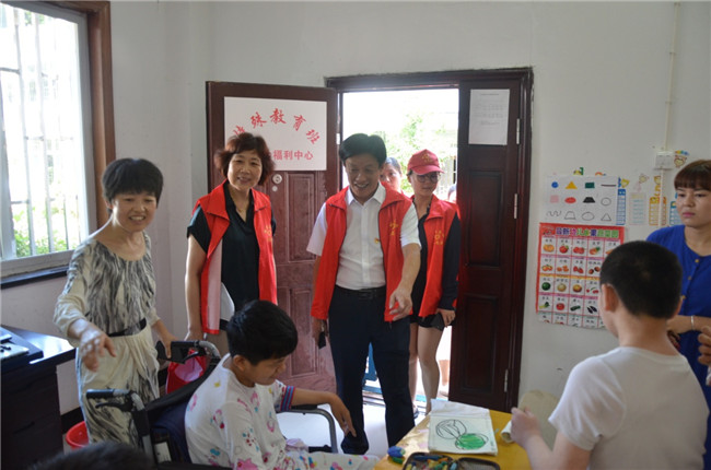 城投集團開展“傳承紅色基因，敬老愛幼先行” 現場獻愛心活動