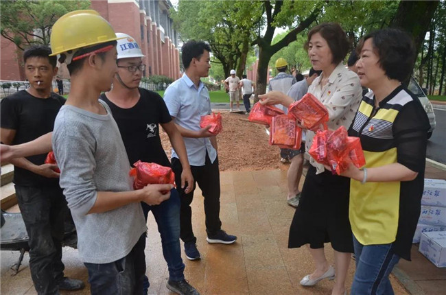 炎炎夏日送清涼，點滴關懷暖人心——城投集團各黨支部開展“送清涼”慰問一線員工活動