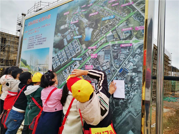 “千人市民觀察團”走進城投集團龍山湖公園、陶瓷產業加速基地等項目
