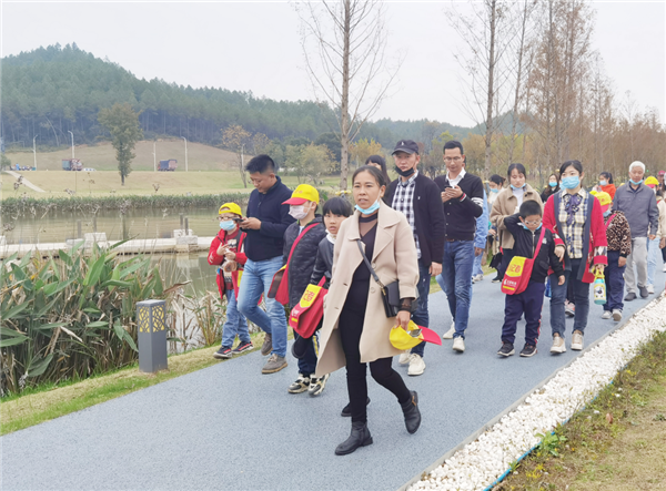 “千人市民觀察團”走進城投集團龍山湖公園、陶瓷產業加速基地等項目