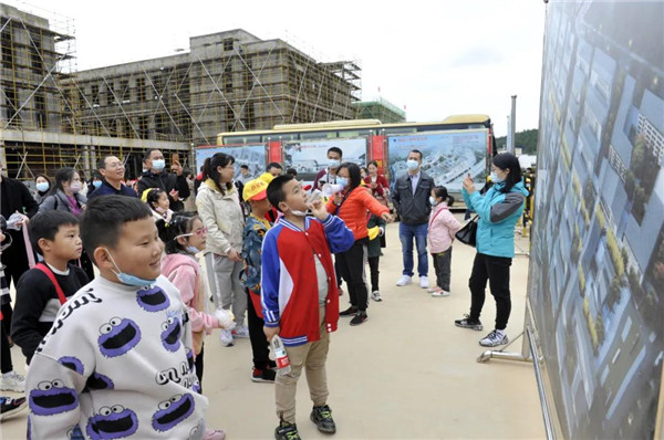 “千人市民觀察團”走進城投集團龍山湖公園、陶瓷產業加速基地等項目