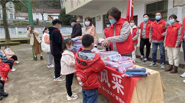 市城投集團開展“黨建引領學雷鋒，志愿服務展風采”送溫暖活動